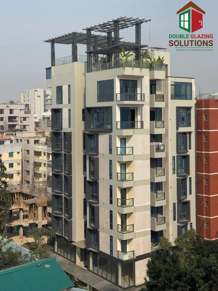 Multi-storey building with a partly completed glazed structure